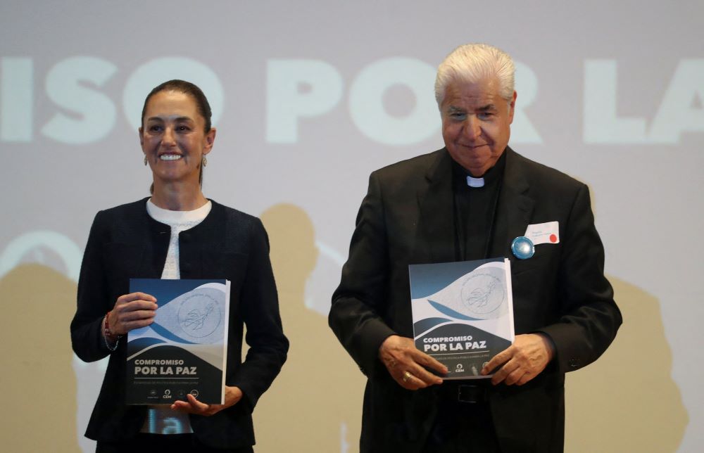 La entonces candidata presidencial Claudia Sheinbaum, del partido gobernante de México, sonríe junto al arzobispo de Monterrey Rogelio Cabrera López, el 11 de marzo, durante un acto en Ciudad de México para firmar un compromiso de paz organizado por miembros de la Iglesia católica. (Foto: Raquel Cunha/OSV News/Reuters)