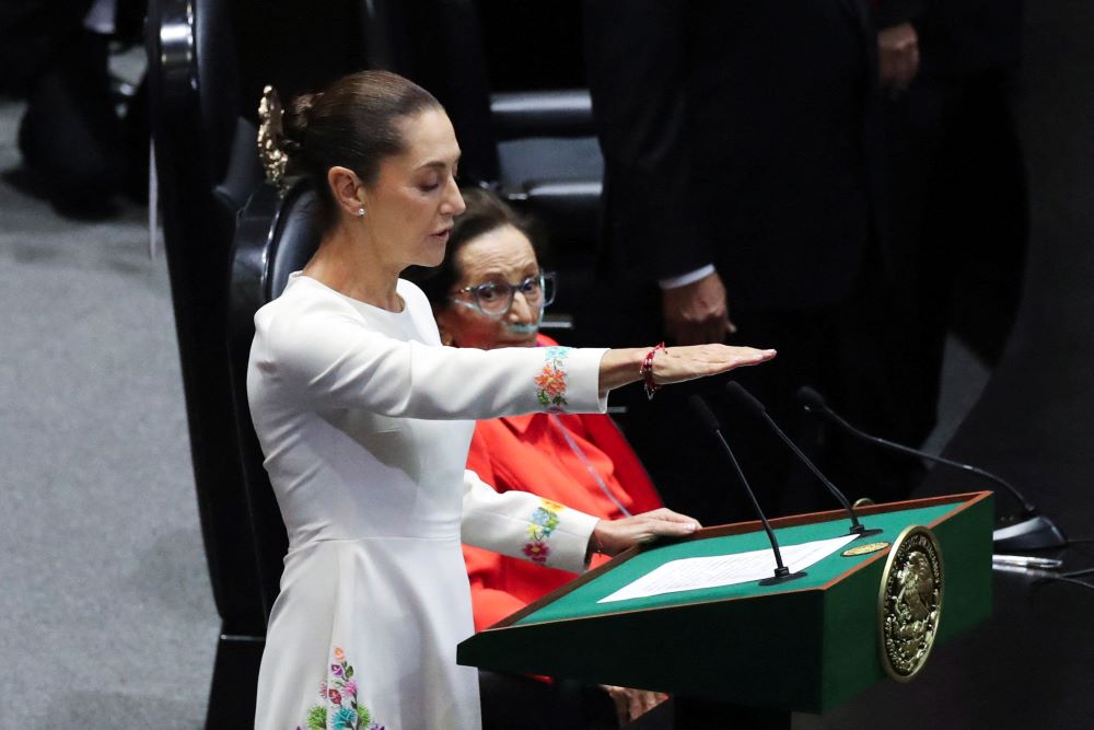 La presidenta de México Claudia Sheinbaum presta juramento durante su ceremonia de investidura en el Congreso, en Ciudad de México, el 1 de octubre de 2024. (Foto: Raquel Cunha/Reuters/OSV Noticias) 