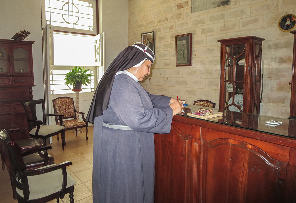 Sr. María Ángel Díaz Ledesma in the reception area of Casa Santa Brigida where the guests arrive (Joanna Kozakiewicz)