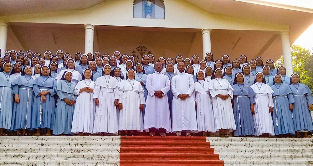 Around 80 Franciscan Clarist Sisters carried out a faith renewal mission in Sacred Heart Parish in Peringulam, India, by spending more than one hour of prayer and interaction with families. (Courtesy of Jossy Kallarangatt)