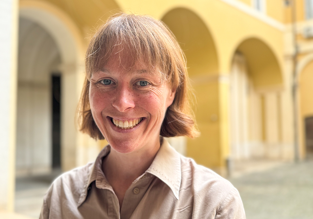 La Hna. Elizabeth Young, de Wilcannia, Australia, posa para una foto después de un panel en el Salón Papa Pío XI en Roma el 4 de octubre de 2024. Ella compartió sus experiencias pastorales y espirituales al dirigir liturgias —incluyendo celebraciones dominicales, bautismos y funerales—, todo con la autorización del obispo local, ya que no hay otros agentes pastorales en la zona. (Foto: Rhina Guidos/GSR)