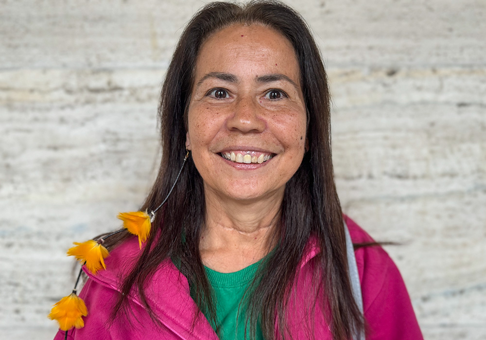 La catequista franciscana Hna. Laura Vicuña Pereira Manso, de la Conferencia Eclesial de la Amazonia, posa para una foto el 4 de octubre de 2024 después de un panel sobre la mujer, la sinodalidad y el ministerio de la mujer en el Aula Papa Pío XI en Roma. Pereira Manso dijo que las mujeres religiosas comparten los deberes de un diácono como parte de la vida diaria porque hay pocos agentes pastorales sirviendo en regiones remotas de la Amazonía. (Foto: Rhina Guidos/GSR)