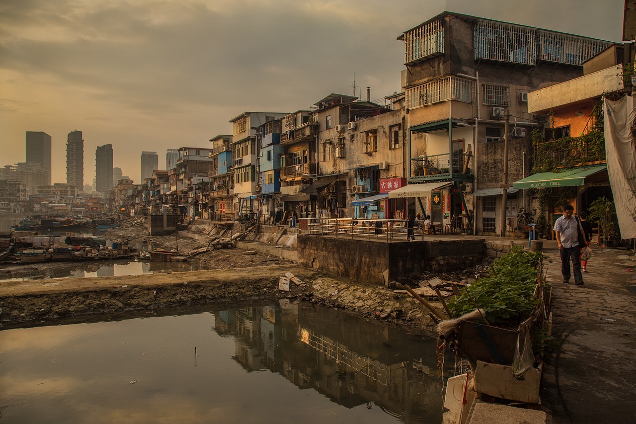 Contraste entre pobreza y progreso capitalista en Xiamen, China. (Foto: Pixabay)