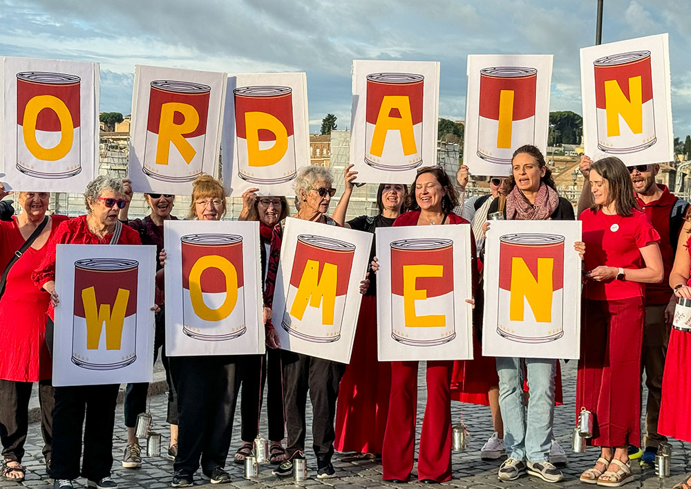 Miembros de la Women's Ordination Conference, Women's Ordination Worldwide y Roman Catholic Womenpriests-USA se reúnen cerca del Vaticano, en donde rezan para pedir que la Iglesia católica abra el sacerdocio a las mujeres, mientras comienza la consulta mundial conocida como el Sínodo, el 2 de octubre de 2024. (Foto: GSR/Rhina Guidos)