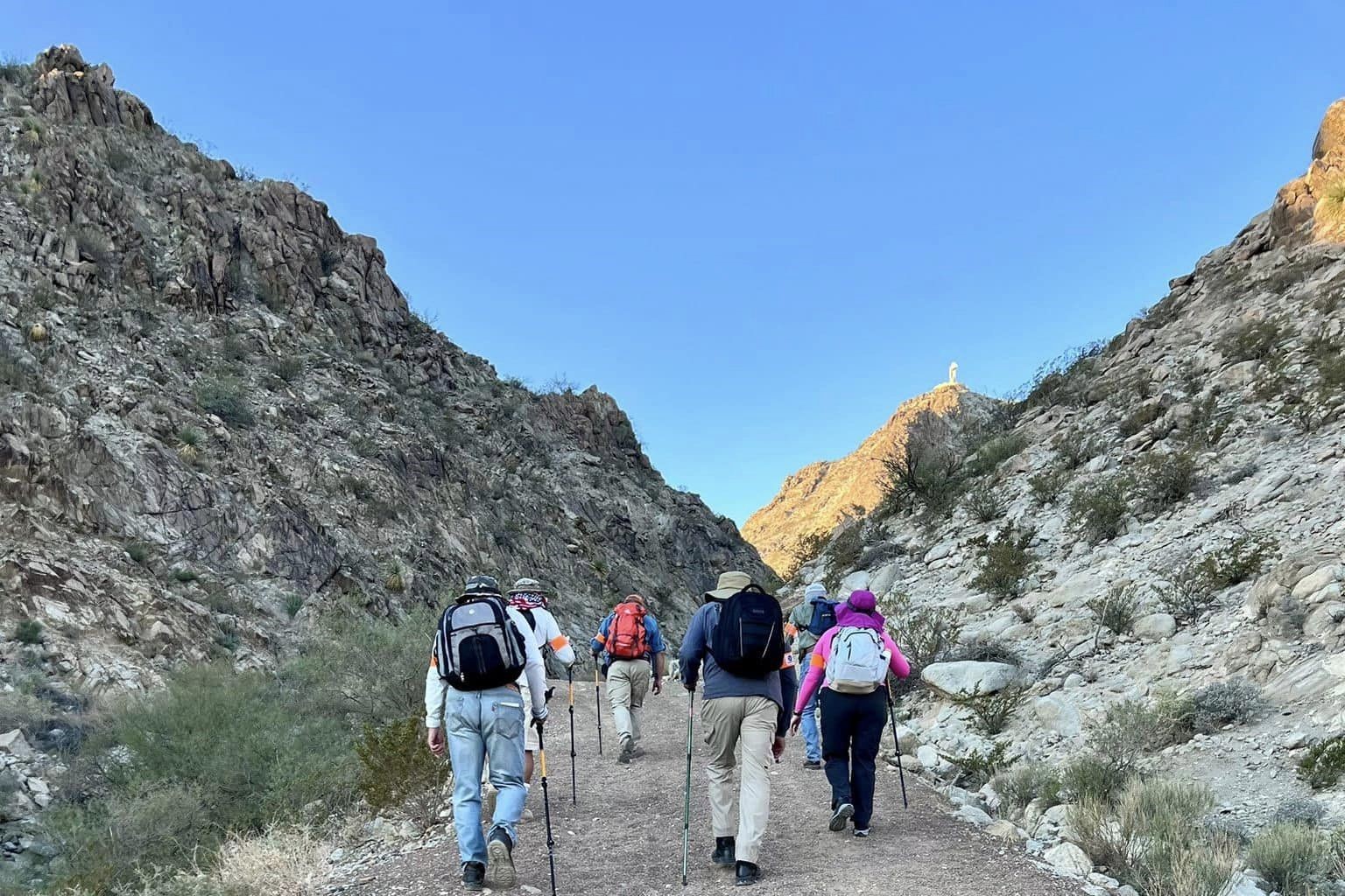 Personas de grupos parroquiales, del Hope Border Institute y del Ministerio de Hospitalidad para Migrantes de la diócesis de El Paso, EE. UU. visitan la  montaña de Cristo Rey, en Nuevo México, para buscar a quienes puedan estar abandonados, heridos o fallecidos. (Foto: cortesía Hna. Leticia Gutiérrez Valderrama)