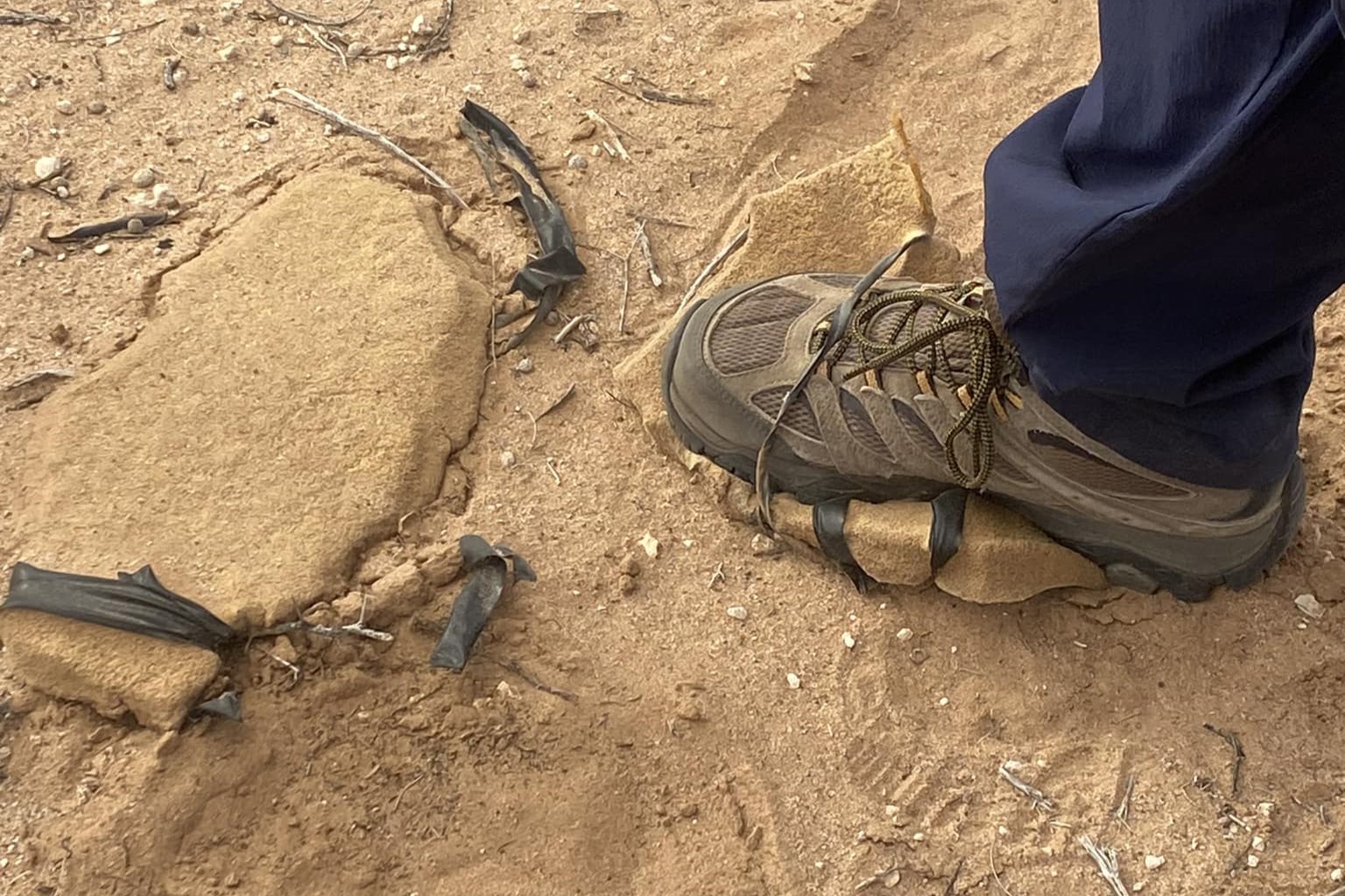 Los migrantes utilizan esponjas para no dejar huellas en el camino y evitar así ser detectados por las autoridades fronterizas. (Foto: cortesía Hna. Leticia Gutiérrez)