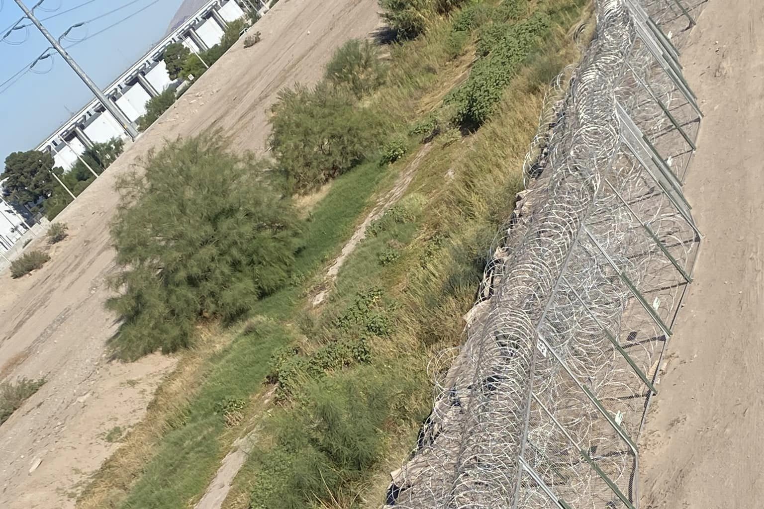 Los lugares que llevan a los cruces fronterizos, como el desierto y la montaña, cuentan historias de "personas concretas, de necropolítica y una vida amurallada", escribe la Hna. Leticia Gutiérrez Valderrama. (Foto: cortesía Hna. Leticia Gutiérrez)