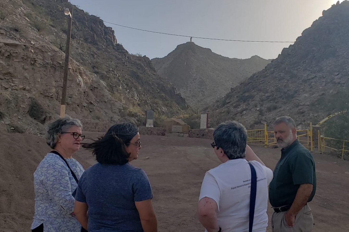 Visita a la montaña de Cristo Rey, en Nuevo México, para llevar agua los migrantes que cruzan esta peligrosa frontera natural hacia Estados Unidos. (Foto: cortesía Hna. Leticia Gutiérrez Valderrama)