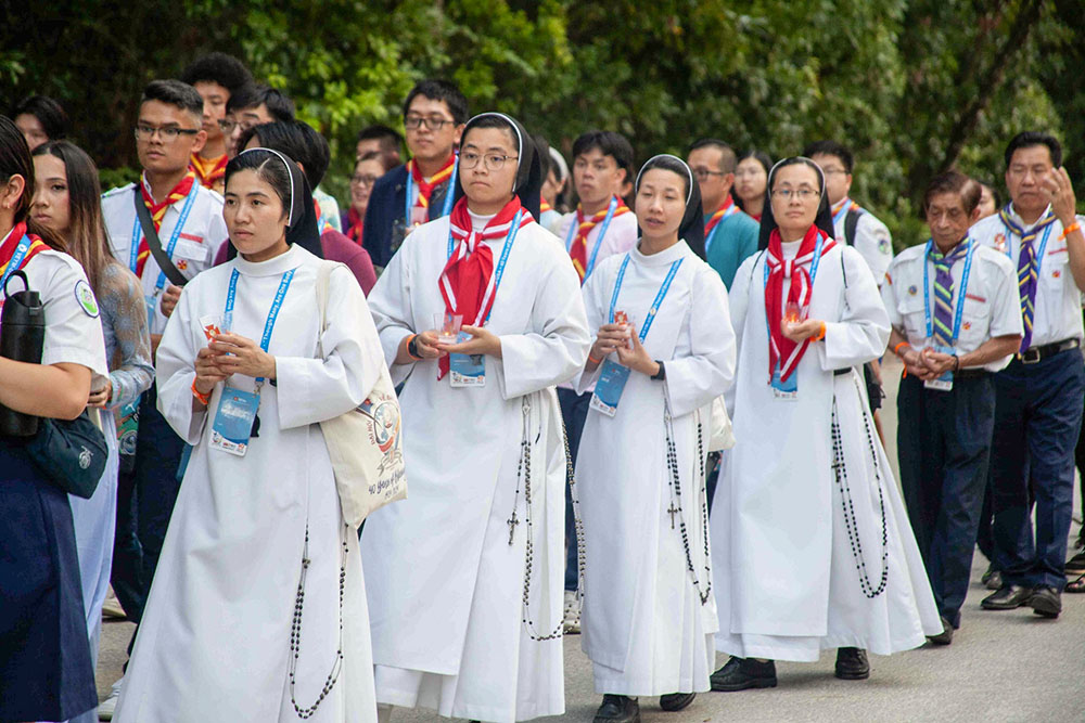 Sisters Rose Martin, Mary Augustine, Paulina Thérèse and Catherine Teresa from the Dominican Sisters of Mary Immaculate Province participate in the eucharistic procession. (VEYM Photography Team via Facebook)