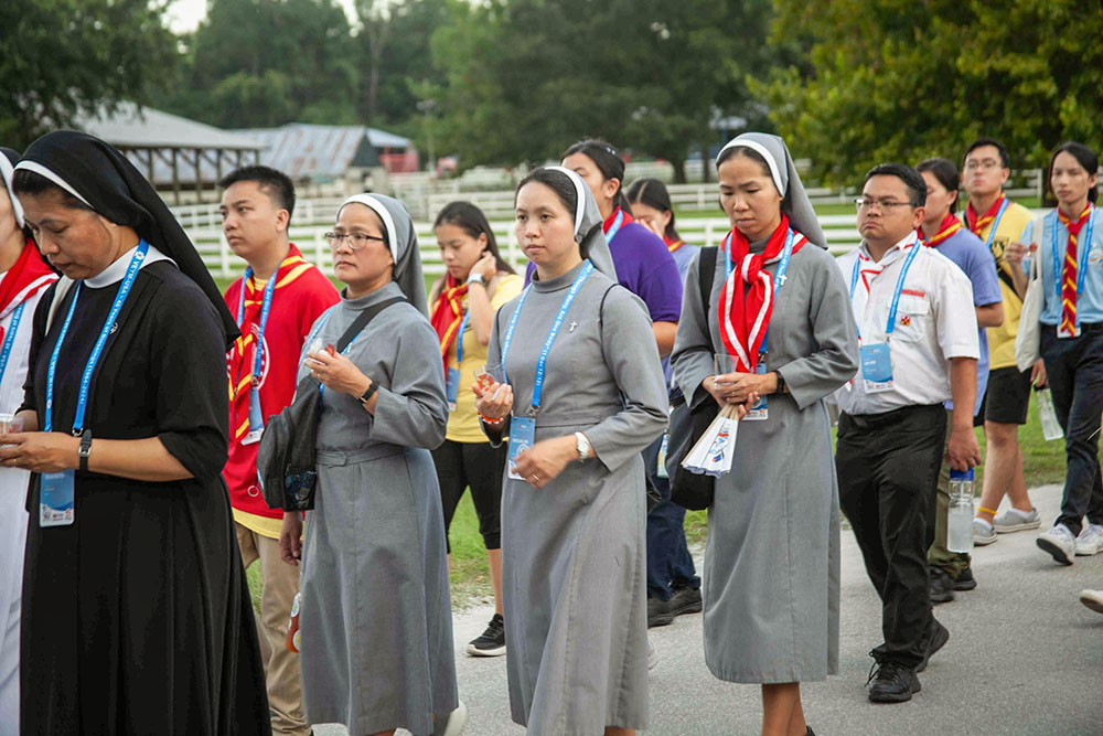 Sisters from the Daughters of Our Lady of the Holy Rosary and the Congregation of Mary Queen participate in the eucharistic procession. (VEYM Photography Team via Facebook)