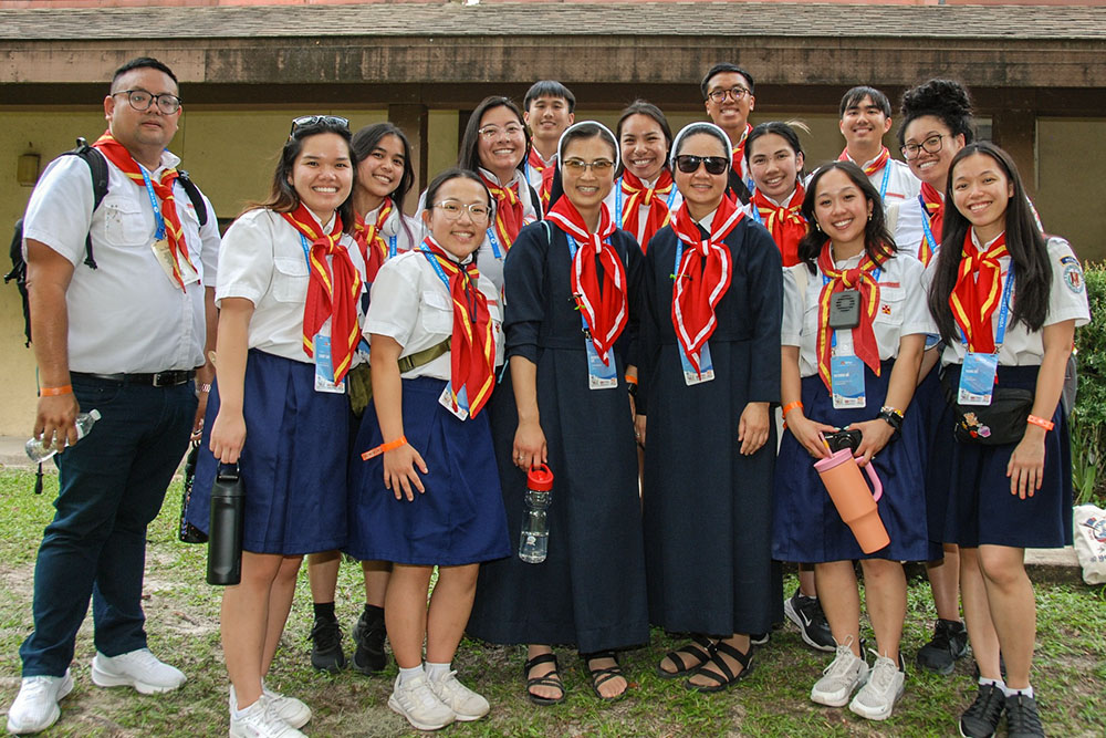 Sisters Kimberly and Thérèse from the Lovers of the Holy Cross in Los Angeles take a group photo with various members of the Vietnamese Eucharistic Youth Movement at the national convention in High Springs, Florida, in August. (VEYM Photography Team via Facebook)