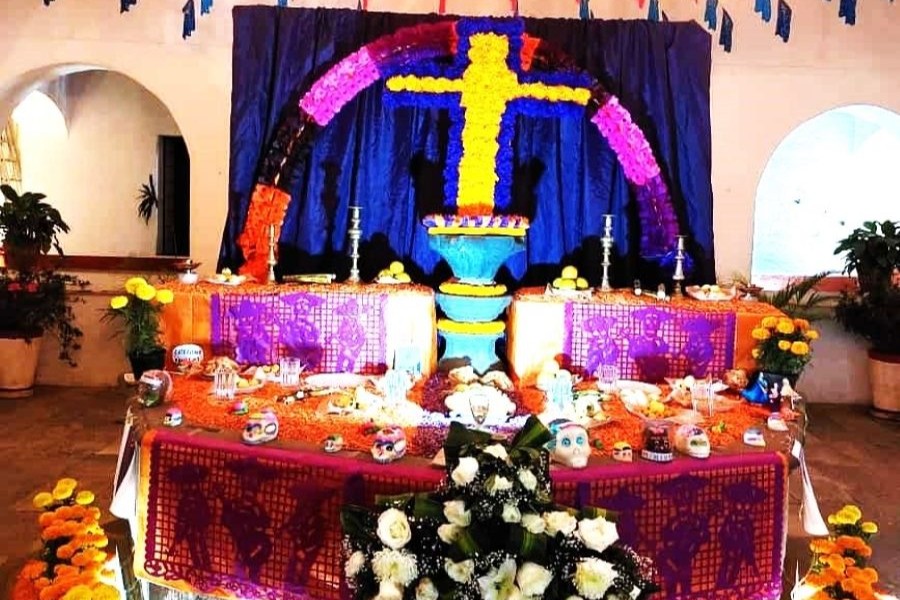 Altar de Día de Muertos en la iglesia de San Aparicio, en el convento de Puebla. El altar, colocado por los feligreses, fue fotografiado por un sacerdote misionero el 2 de noviembre. (Foto: Blanca Alicia Sánchez)