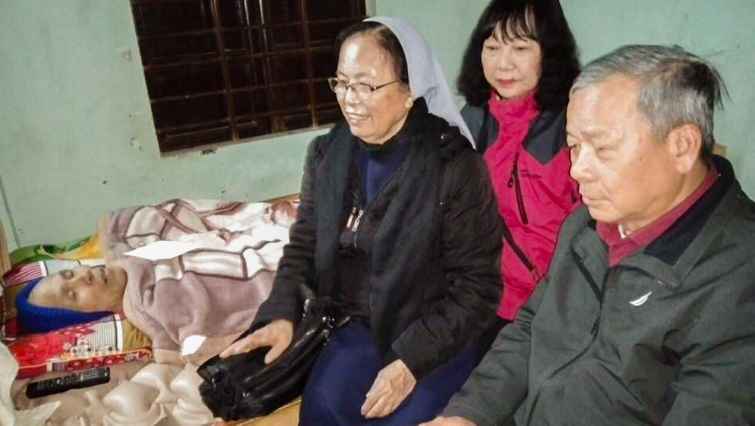 Daughters of Mary of the Immaculate Conception Sr. Mary Hoang Yen and lay members visit a Pako ethnic woman on July 17 in A Luoi district of Thua Thien Hue province. (Joachim Pham)