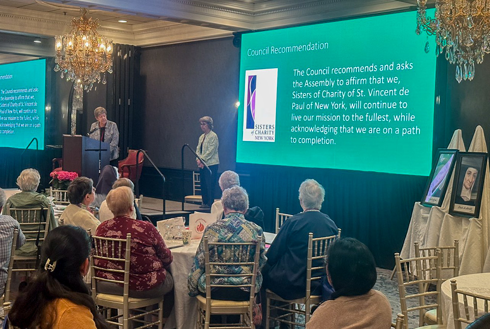 La Hna. Donna Dodge, presidenta de las Hermanas de la Caridad de Nueva York, lee la recomendación del consejo ejecutivo sobre el "camino a seguir" de la congregación en su asamblea general de 2023. Las delegadas a la asamblea votaron unánimemente, el 13 de abril de 2023, dejar de reclutar o aceptar nuevos miembros y comenzar un "camino hacia la culminación" mientras continúan viviendo su misión al máximo. (Foto: OSV News/cortesía Hermanas de la Caridad de Nueva York)