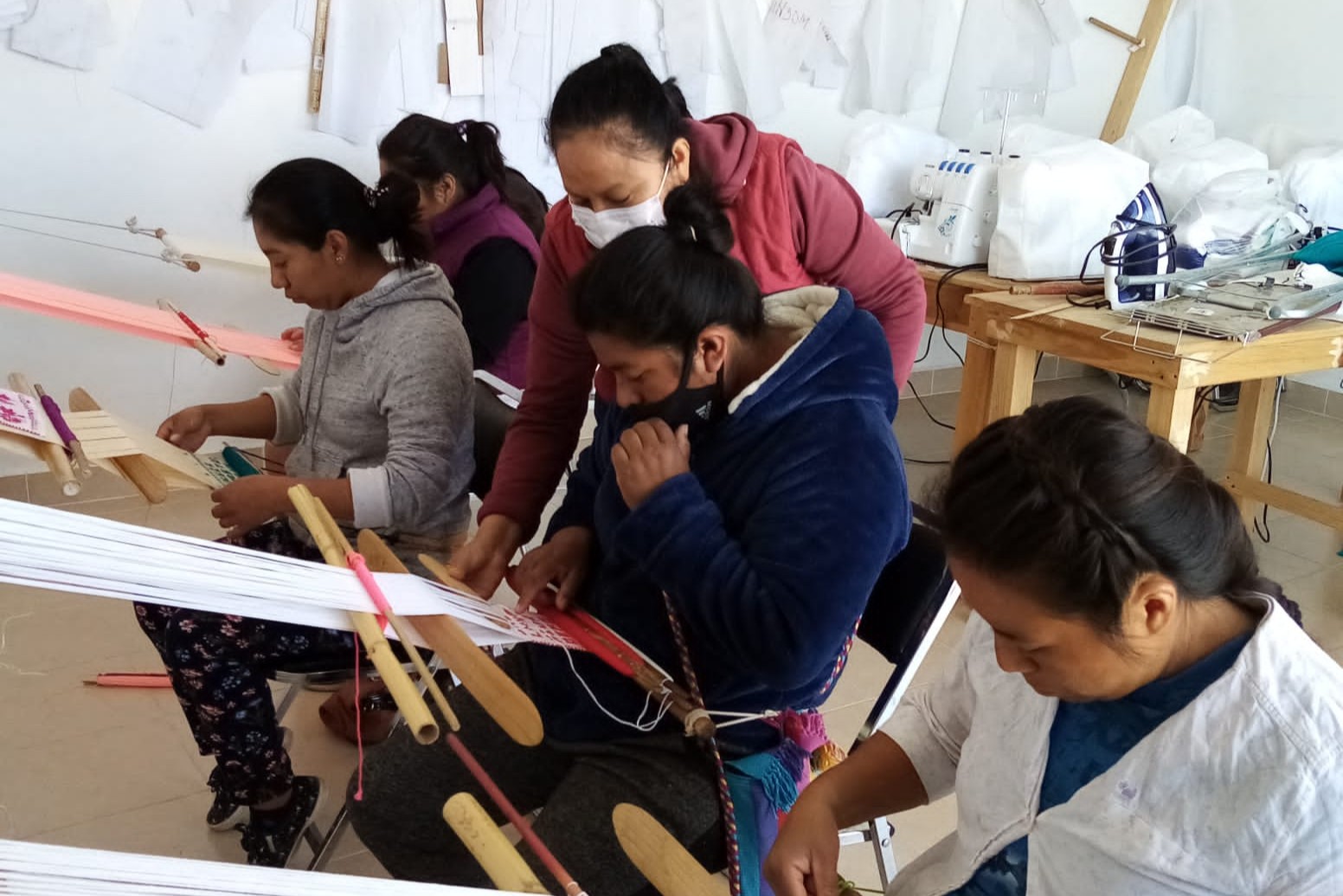 Bordado en telar de cintura. En tres comunidades, las religiosas capacitan a mujeres de diferentes edades, en un taller en donde se elaboran prendas de vestir a partir del trabajo tradicional de bordado indígena otomí. (Foto: cortesía hermanas CCVI)