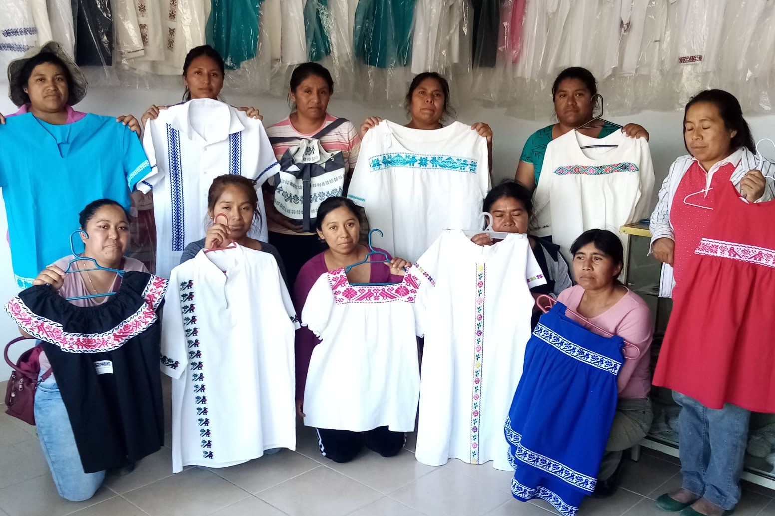 Bordadoras indígenas de Chilcuautla, Hidalgo. muestran su trabajo, con cuya venta generan ingresos económicos para sus hogares. (Foto: cortesía hermanas CCVI)