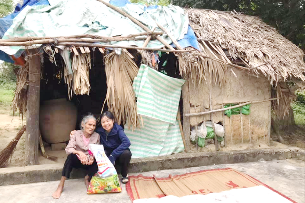 Daughters of Our Lady of the Visitation Sr. Catherine Do Thi Hoa visits Pako ethnic Ho Dua in Thua Thien Hue province on Dec. 14. (Joachim Pham)