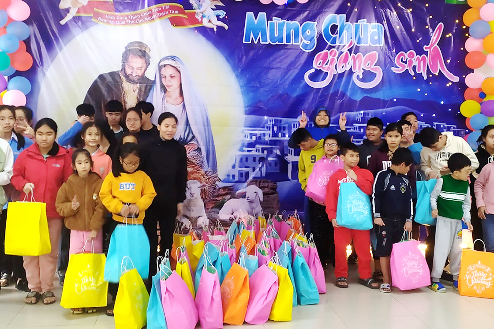 Forty children with learning disabilities attend a Christmas celebration at the convent of the Lovers of the Holy Cross nuns in Thua Thien Hue province on Dec. 17. (Joachim Pham)