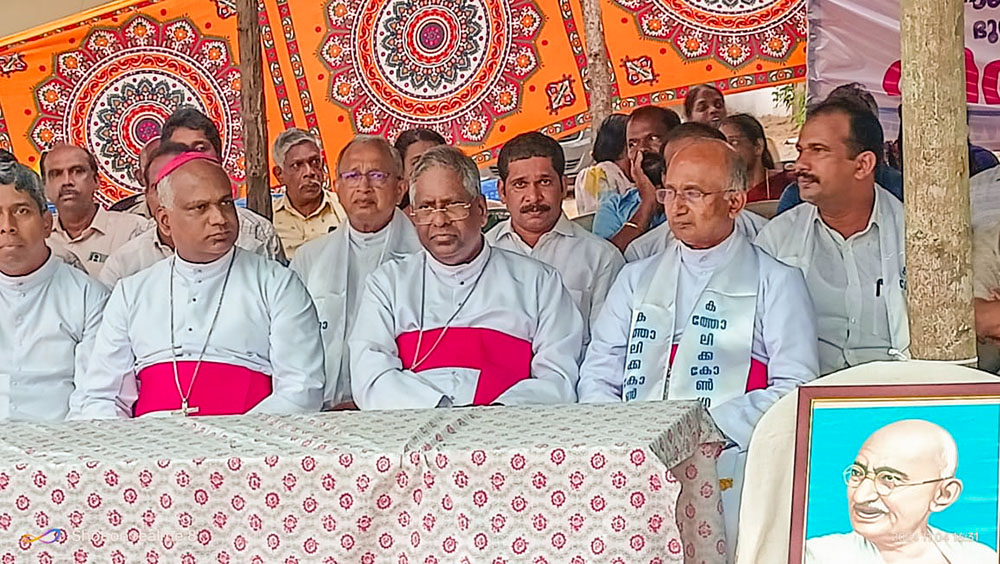 Bishops and other religious leaders visit Munambam and pledge their support to the fishermen whose houses received eviction notices. (Courtesy of Antony Thomas)