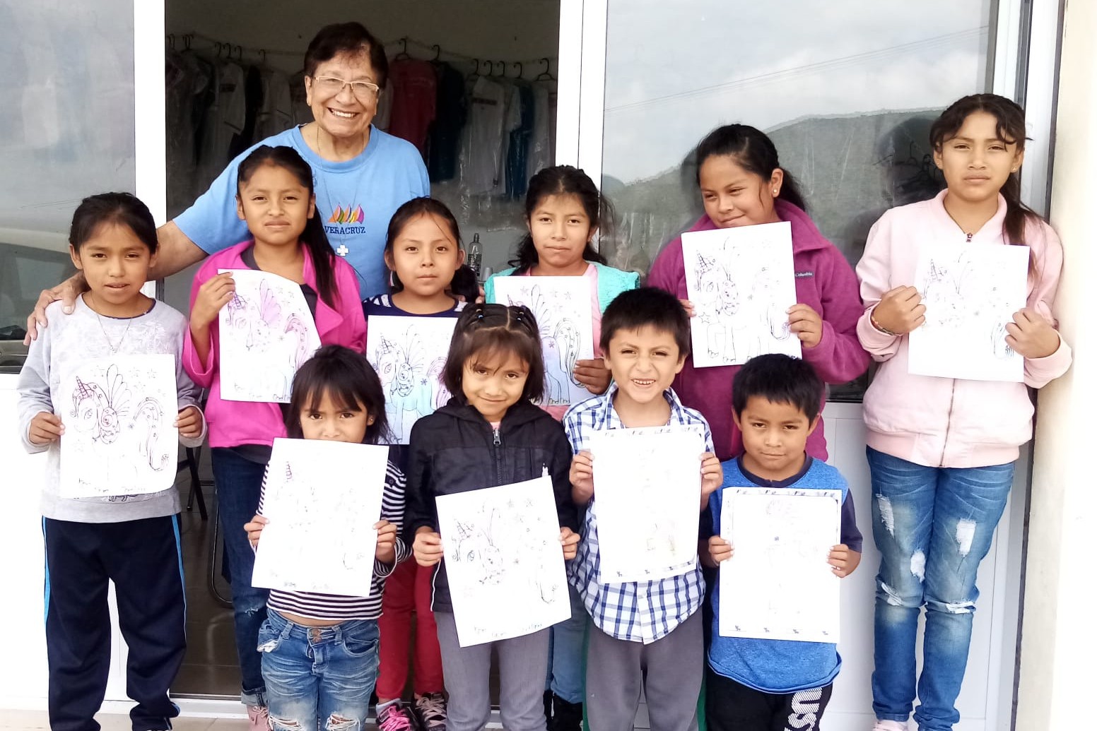 La Hna. María Luisa Gamboa apoya también en tareas educativas, debido al rezago educativo de los niños de la región. (Foto: cortesía hermanas CCVI)