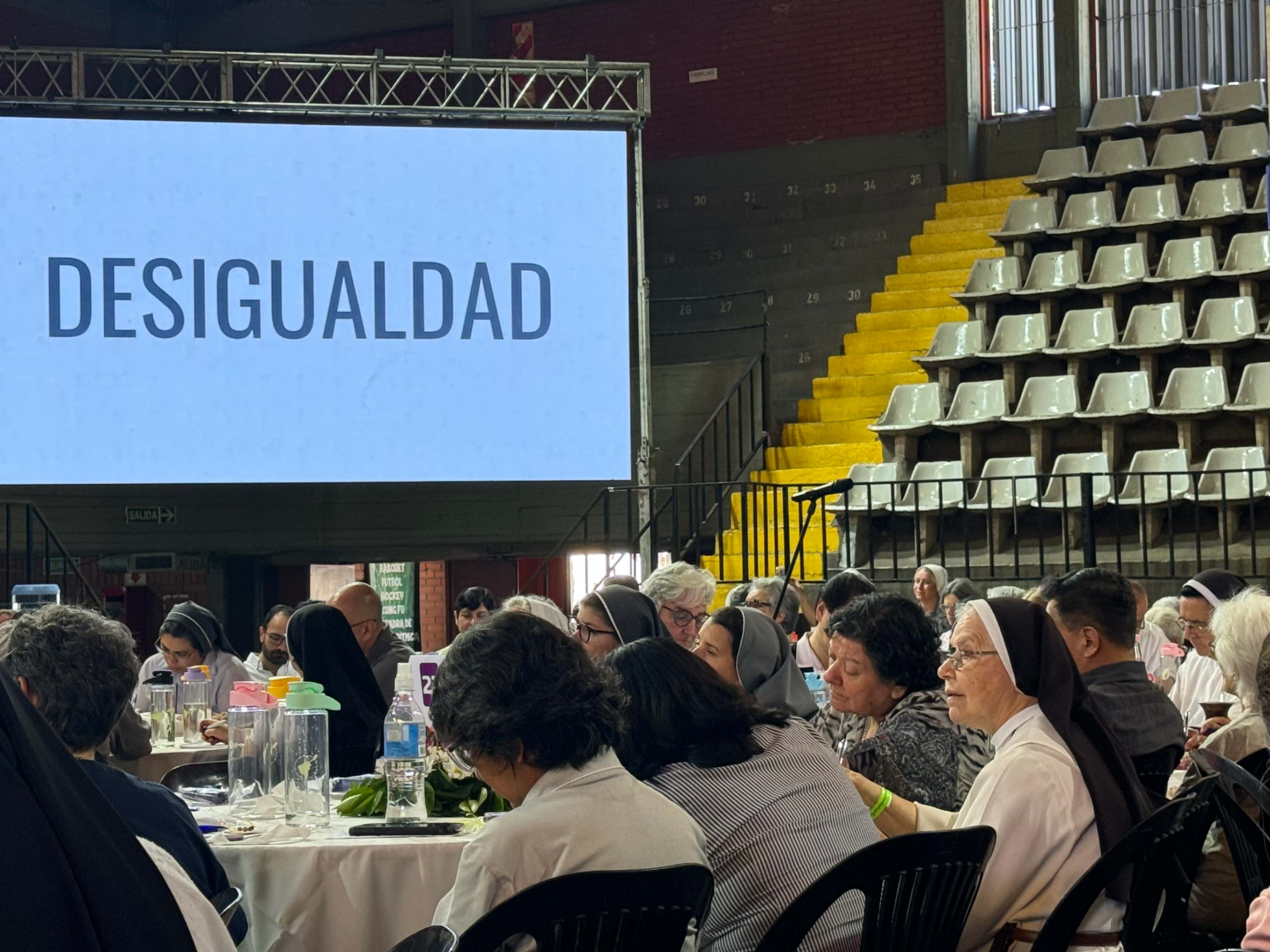 Participantes del V Congreso de la Confederación Latinoamericana de Religiosos escuchan una presentación en Córdoba, Argentina, el 22 de noviembre 2024 sobre la creciente desigualdad en América Latina. Unas 400 religiosas y religiosos de más de 20 países participaron presencialmente y otros 600 más por Zoom, dijeron miembros del equipo de comunicación de la CLAR. (Foto: GSR/Rhina Guidos) 