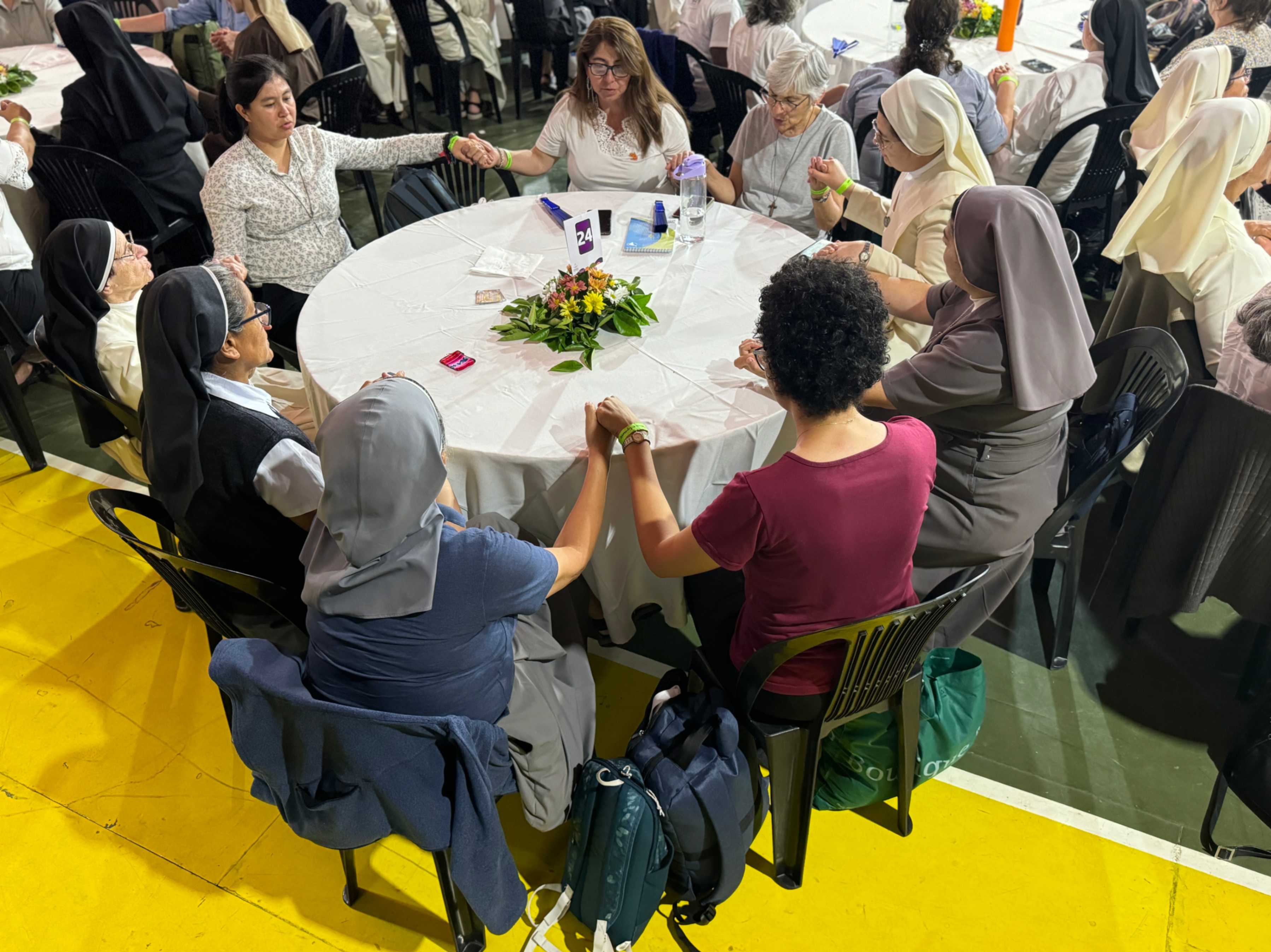 Un grupo de religiosas y laicas reza en Córdoba, Argentina, durante la misa de apertura del V Congreso de la Confederación Latinoamericana de Religiosos el 22 de noviembre 2024. (Foto: GSR/Rhina Guidos) 