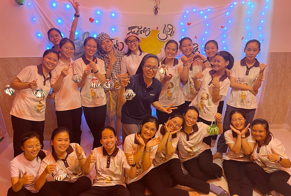 On the evening of the Full Moon festival, candidates at the community house spent the evening singing and dancing with joy. (Sophia Park)