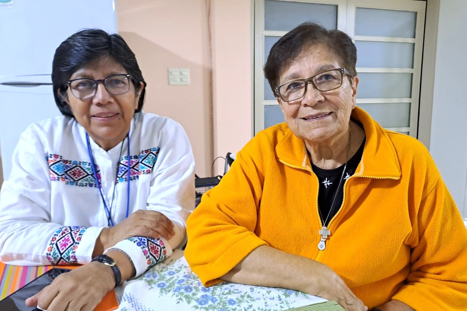 María Cardoza (izquierda) y María Luisa Gamboa. La misión de las religiosas se extiende también al Centro de Readaptación Social de Ixmiquilpan, donde tejen lazos de solidaridad y esperanza con mujeres en prisión. (Foto: cortesía hermanas CCVI)