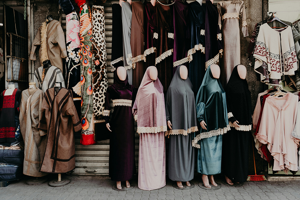 Mannequins dressed in burqas stand outside a shop (Unsplash/Jude Al Safadi)