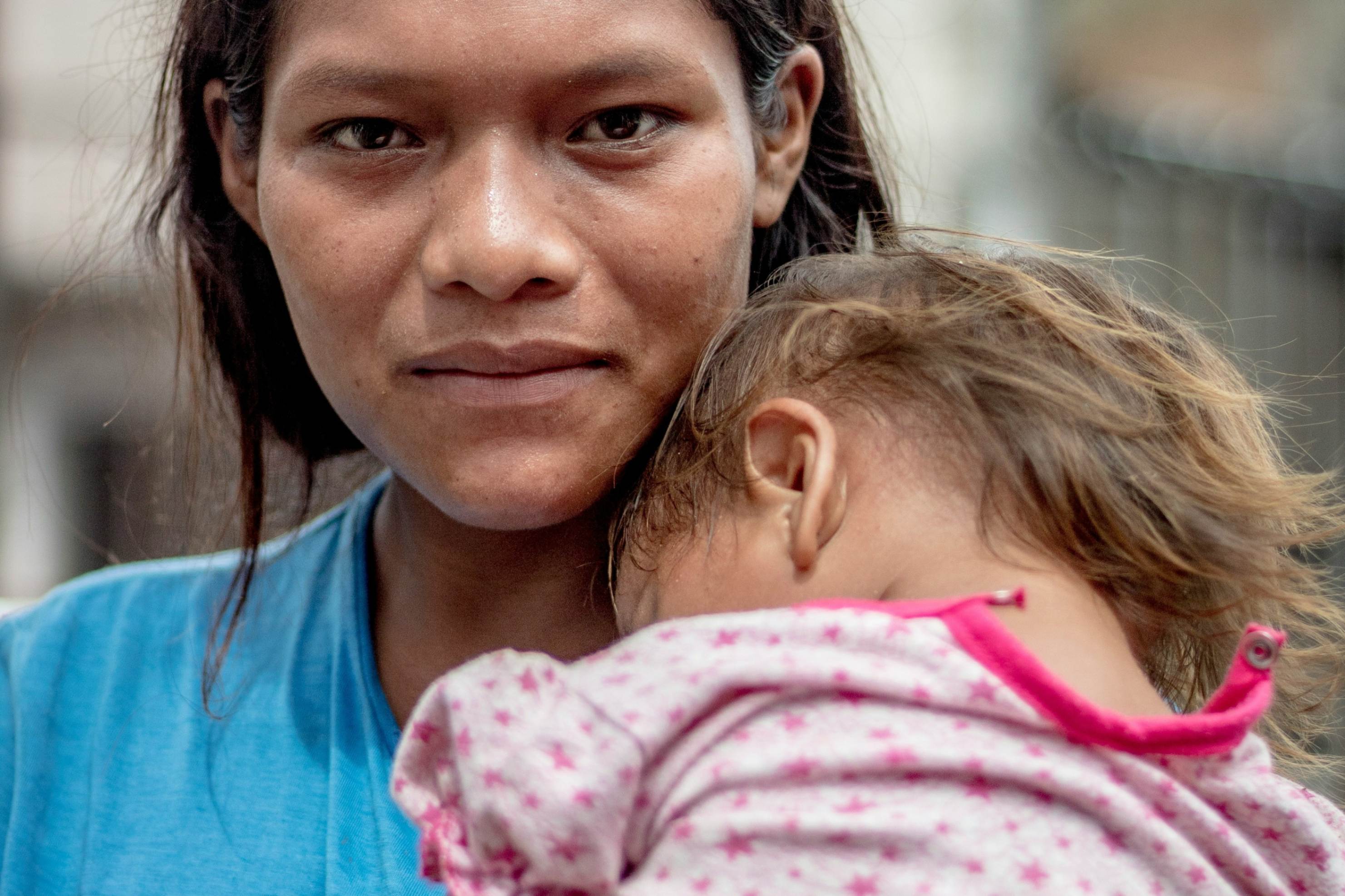 Mujer guaraní sostiene a su hijo en una calle de Paraguay. (Foto: Unsplash)