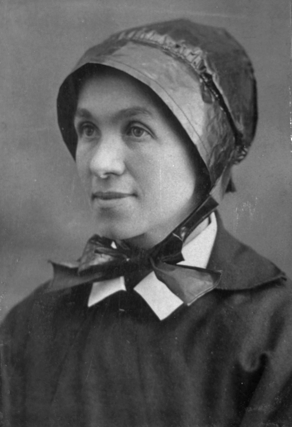 Black and white portrait of the sister in bonnet. 