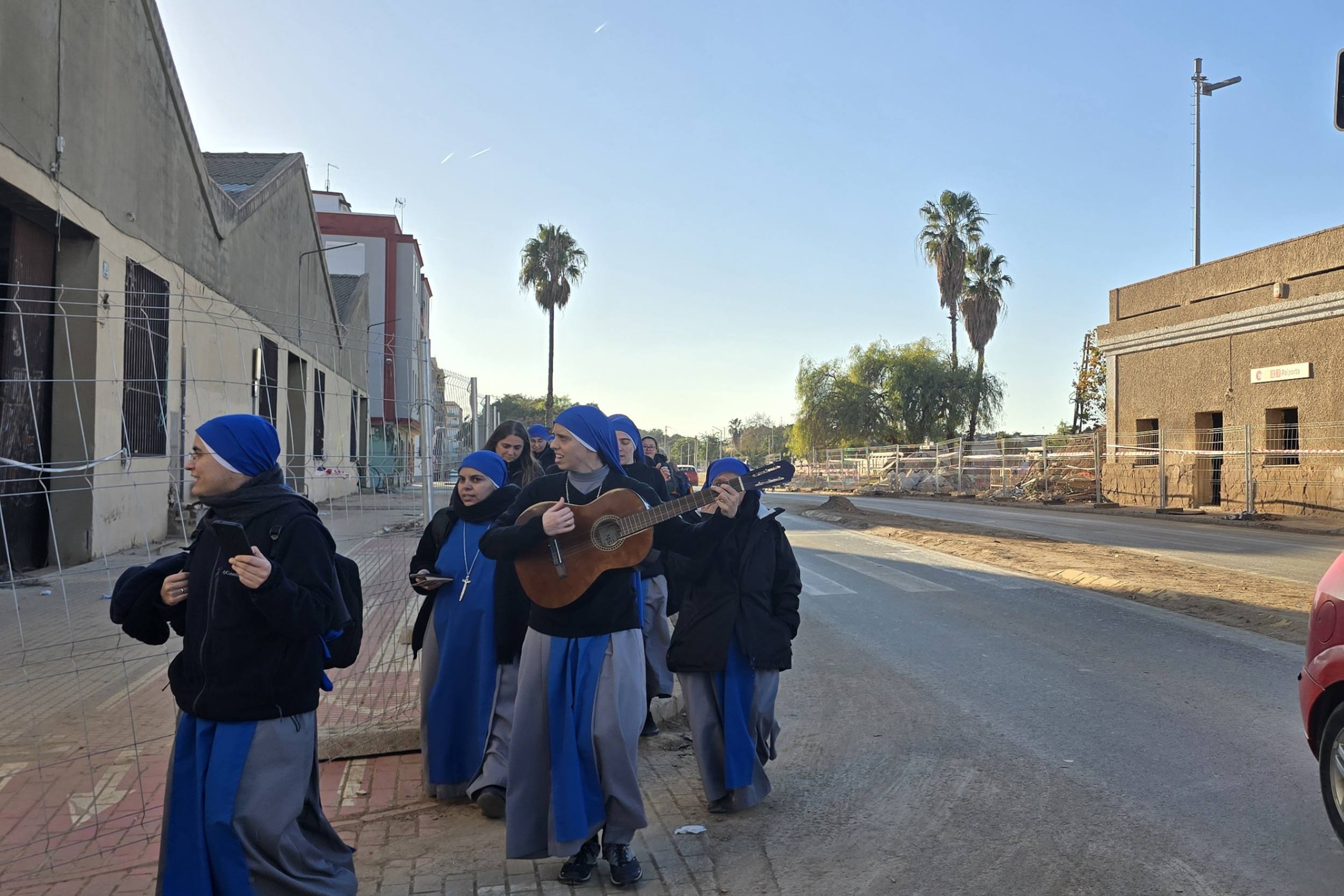 Nuns and volunteers bring the joy of the birth of Jesus to those affected by the DANA. (Eliana López Álvarez)