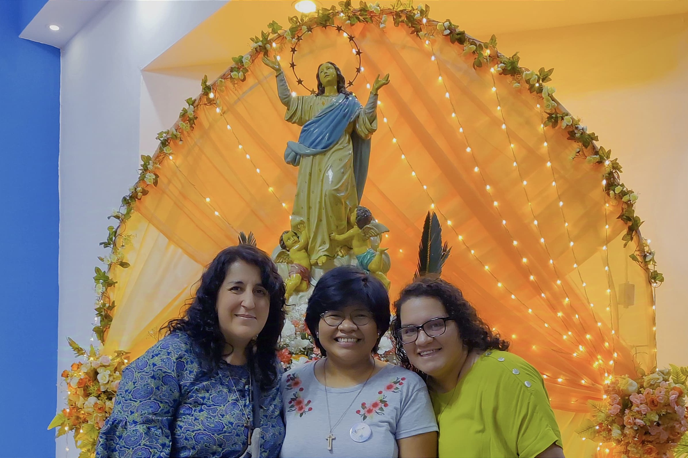 Hermanas Elsa Porcario, Cynthya Segundo y Pamela Luna, de la Fraternidad Servidoras de los más Pobres, durante la fiesta de Nuestra Señora de la Asunción, el 15 de agosto de 2023, en la ciudad de Yrigoyen, Salta, Argentina. (Foto: cortesía Elsa Porcario)