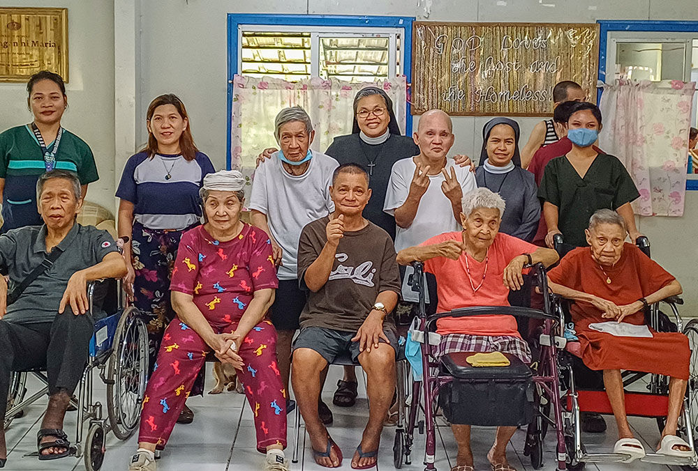 Residents of Kanlungan ni Maria Home for the Aged in Antipolo City, Philippines, pose for a photo together with the nuns and staff. (GSR photo/Oliver Samson)