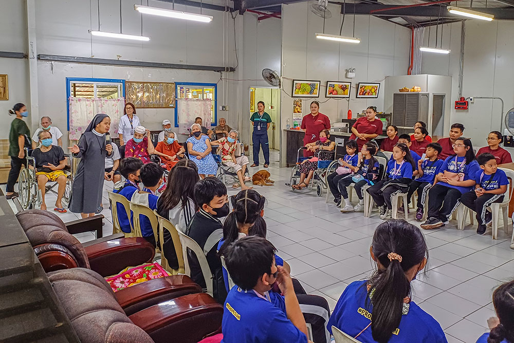 Young students visit the elderly residents of Kanlungan ni Maria Home for the Aged. (GSR photo/Oliver Samson)