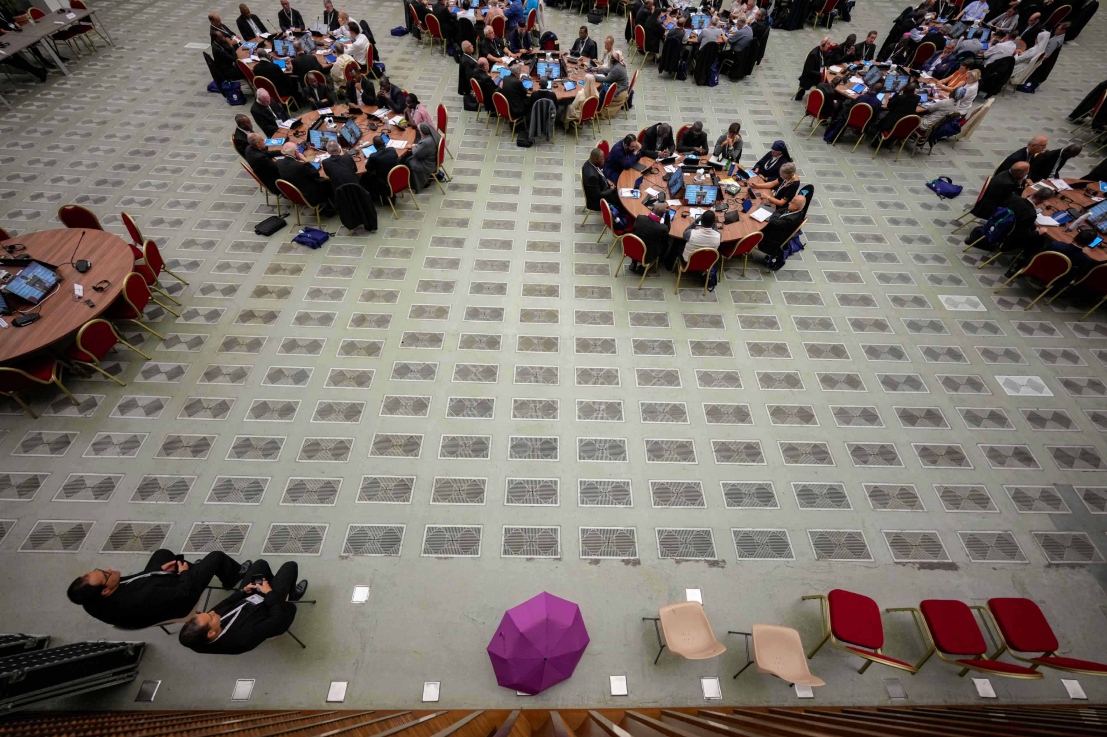 Los participantes asisten a una sesión de la XVI Asamblea General del Sínodo de los Obispos en el Aula Pablo VI del Vaticano, el jueves 10 de octubre de 2024. (Foto: AP/Andrew Medichini)