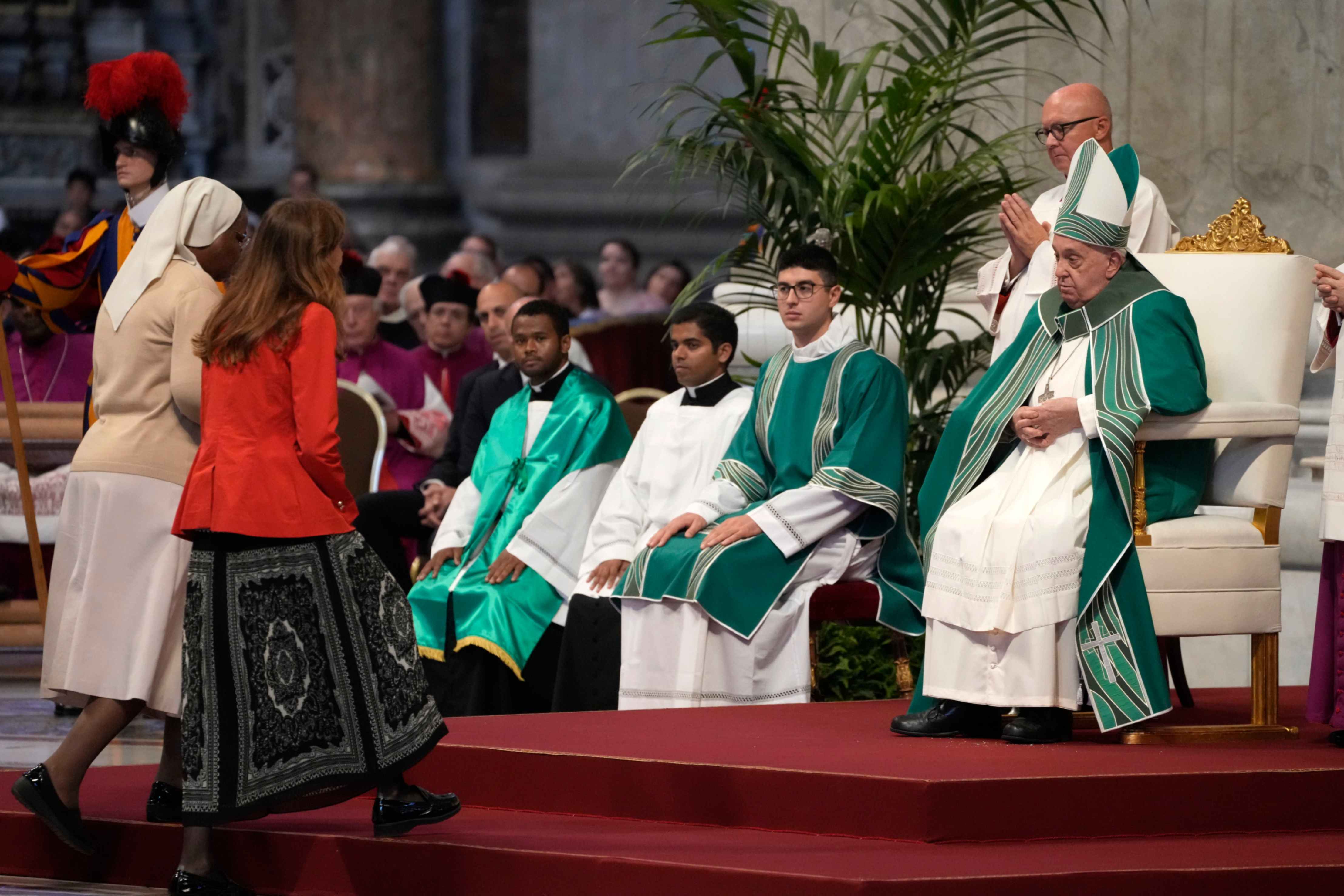 El papa Francisco preside la misa de clausura de la segunda sesión de la XVI Asamblea General del Sínodo de los Obispos, en la Basílica de San Pedro del Vaticano, el domingo 27 de octubre de 2024. (Foto: AP/Gregorio Borgia)