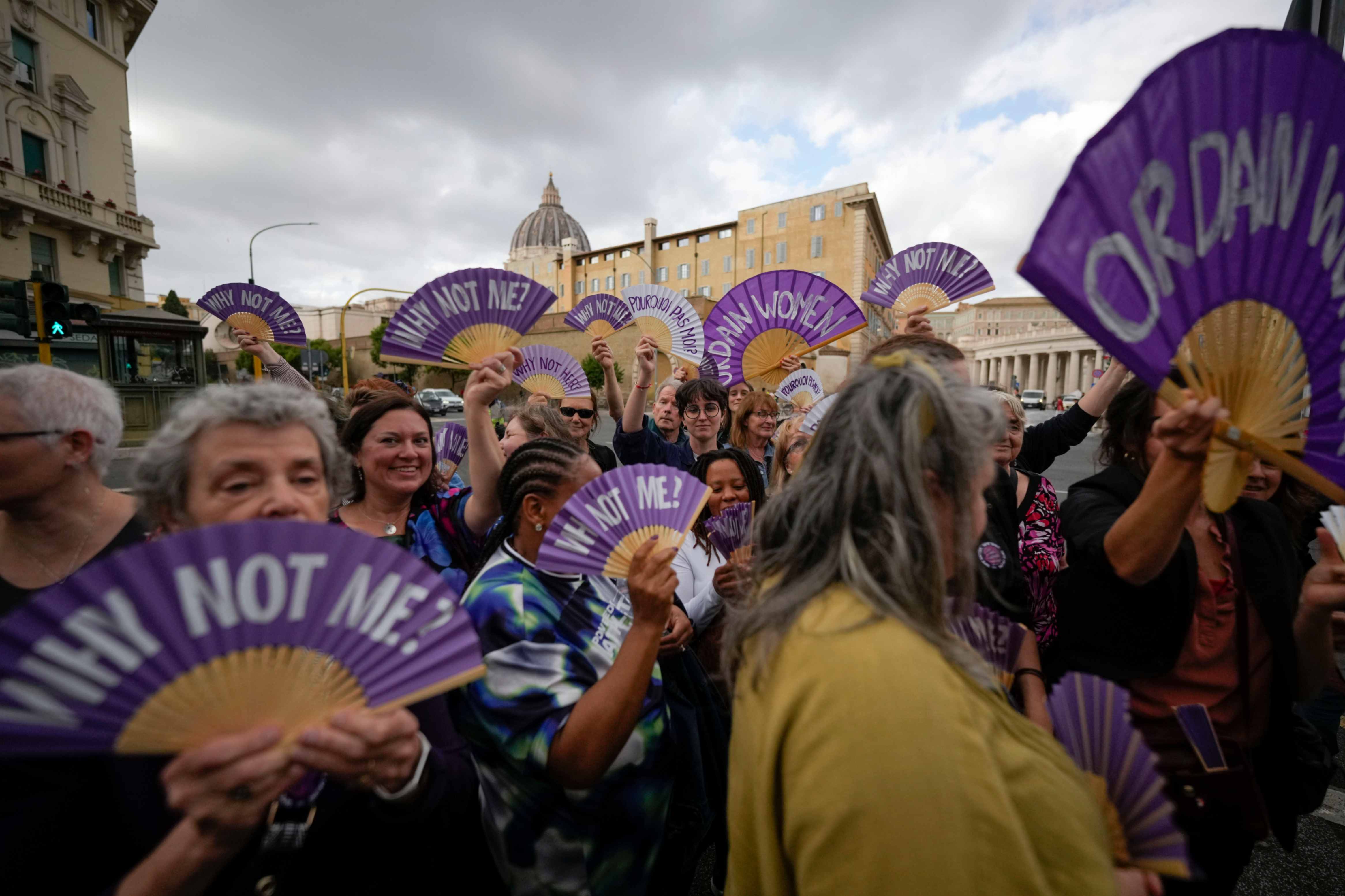 Defensores de la ordenación de mujeres sostienen pancartas durante una protesta en Roma, frente al Vaticano, donde el papa Francisco celebra el Sínodo de los Obispos, el viernes 4 de octubre de 2024. (Foto: AP/Andrew Medichini)