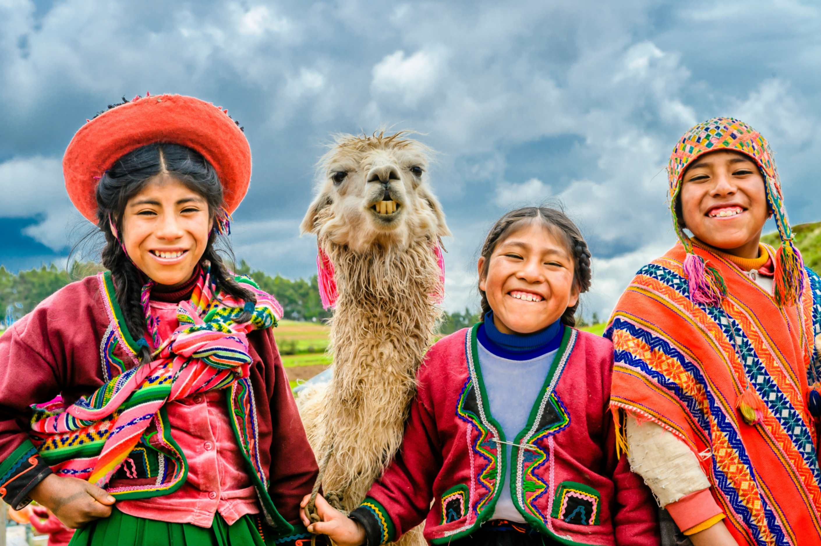 Grupo de niños en Cusco, Perú. (Foto: Unsplash/ Alexander Shimmeck)