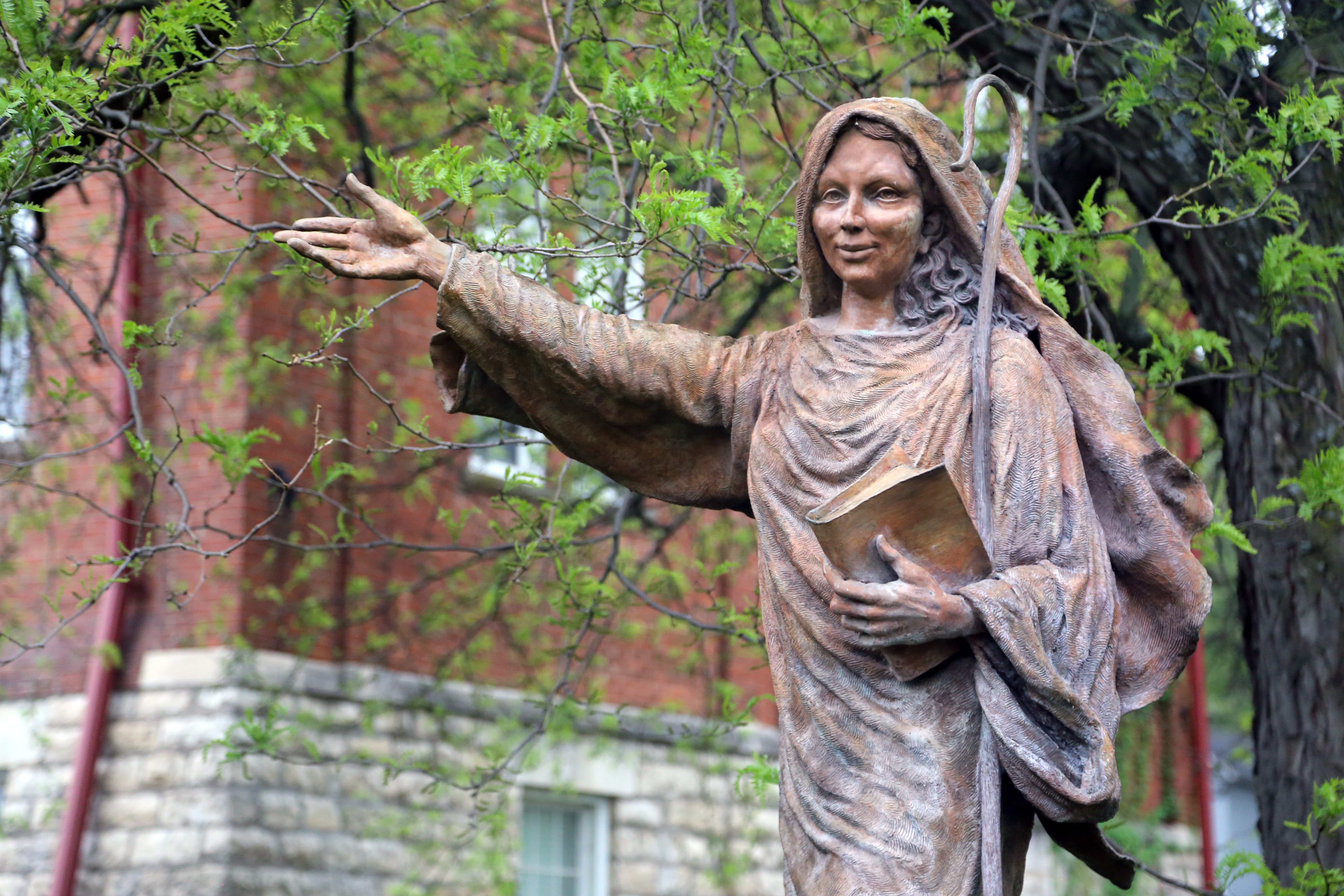 Una estatua de santa Escolástica en el exterior del Elizabeth Hall en el Benedictine College, en Atchison, Kansas, Estados Unidos. (Foto: OSV News/Megan Marley)