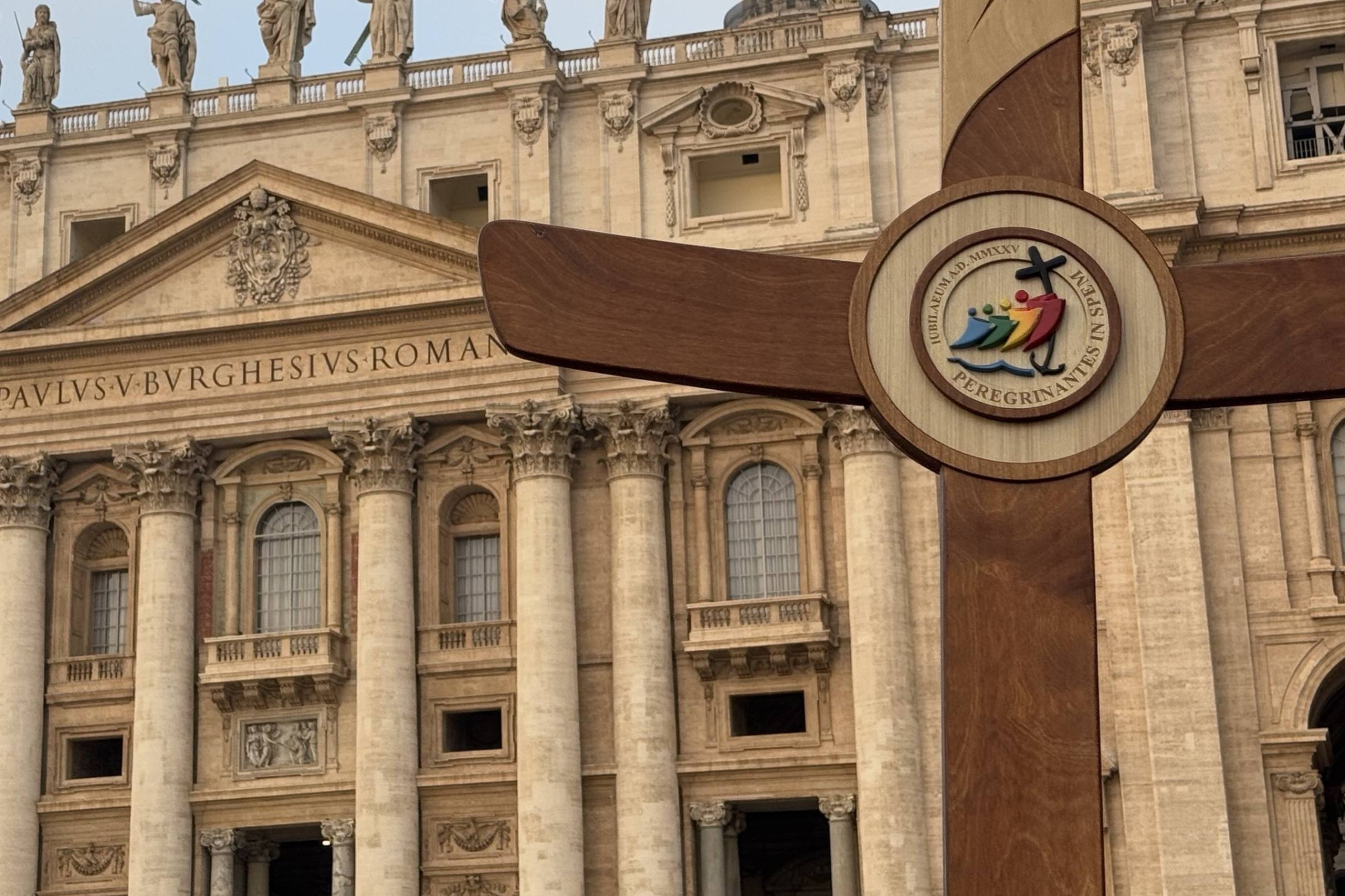 La cruz del Jubileo 2025, con el lema “Peregrinos de esperanza,” se acerca a la Basílica de San Pedro en Roma durante la jornada para religiosas comunicadoras y profesionales de la comunicación, el sábado 25 de enero de 2025. (Foto: Global Sisters Report/Helga Leija)