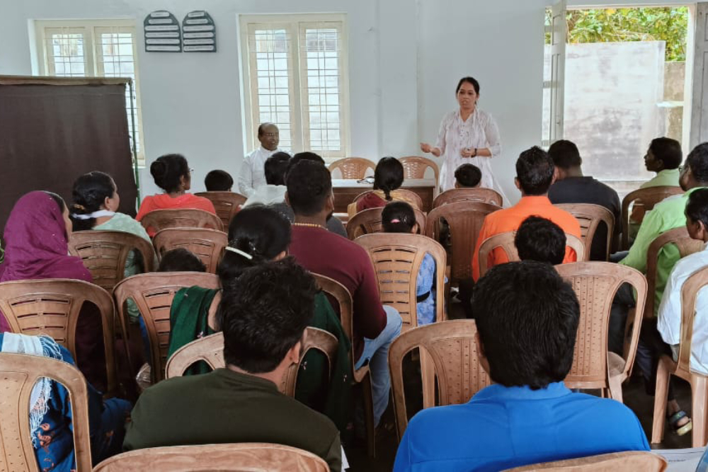 Sr. Sujata Jena giving awareness training about rights, entitlements, government schemes and provisions for migrant workers St. George Latin Church, Kalady, Cochin, Kerala, January 19, 2025 (Courtesy of Sujata Jena)