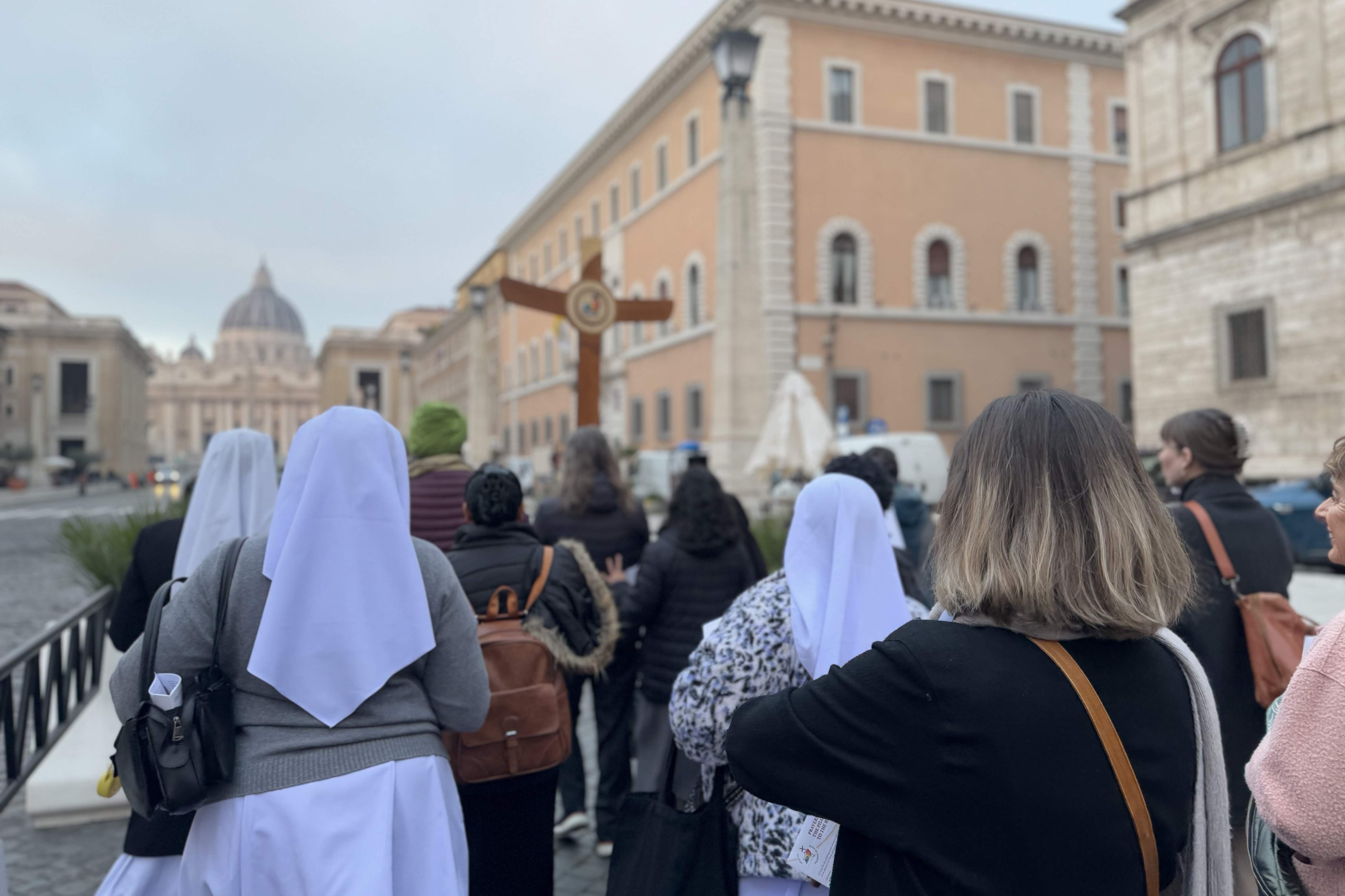 Un grupo de mujeres, hermanas vinculadas a la comunicación social y laicas, de distintos países peregrina —con la cruz del Jubileo 2025— hacia a Puerta Santa de la Basílica de San Pedro en Roma, el sábado 25 de enero de 2025. (Foto: Global Sisters Report en español/Helga Leija)