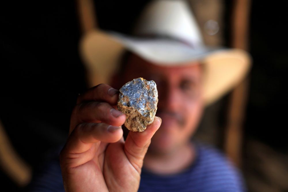 Un minero muestra una piedra con mineral de oro en la mina San Sebastián, en Santa Rosa de Lima, El Salvador, el 26 de abril de 2017. Grupos católicos, autoridades eclesiales y las religiosas de El Salvador se oponen a una ley de diciembre de 2024 que deroga otra de 2017 que prohíbía la minería metálica en todo el país. (Foto: OSV News/Reuters/José Cabezas 