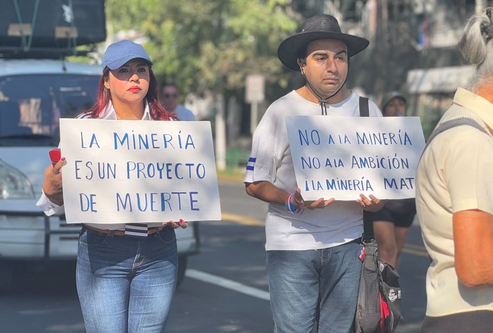 Salvadoreños protestan el 12 de enero de 2025 en San Salvador, El Salvador, contra la minería metálica. La Iglesia católica de este país lanzó una campaña de ayuno, rezo y recogida de firmas contra la extracción minera que contamina las fuentes de agua. (Foto: GSR/Rhina Guidos)