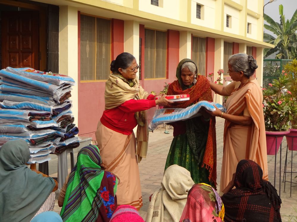 Women distribute clothes 