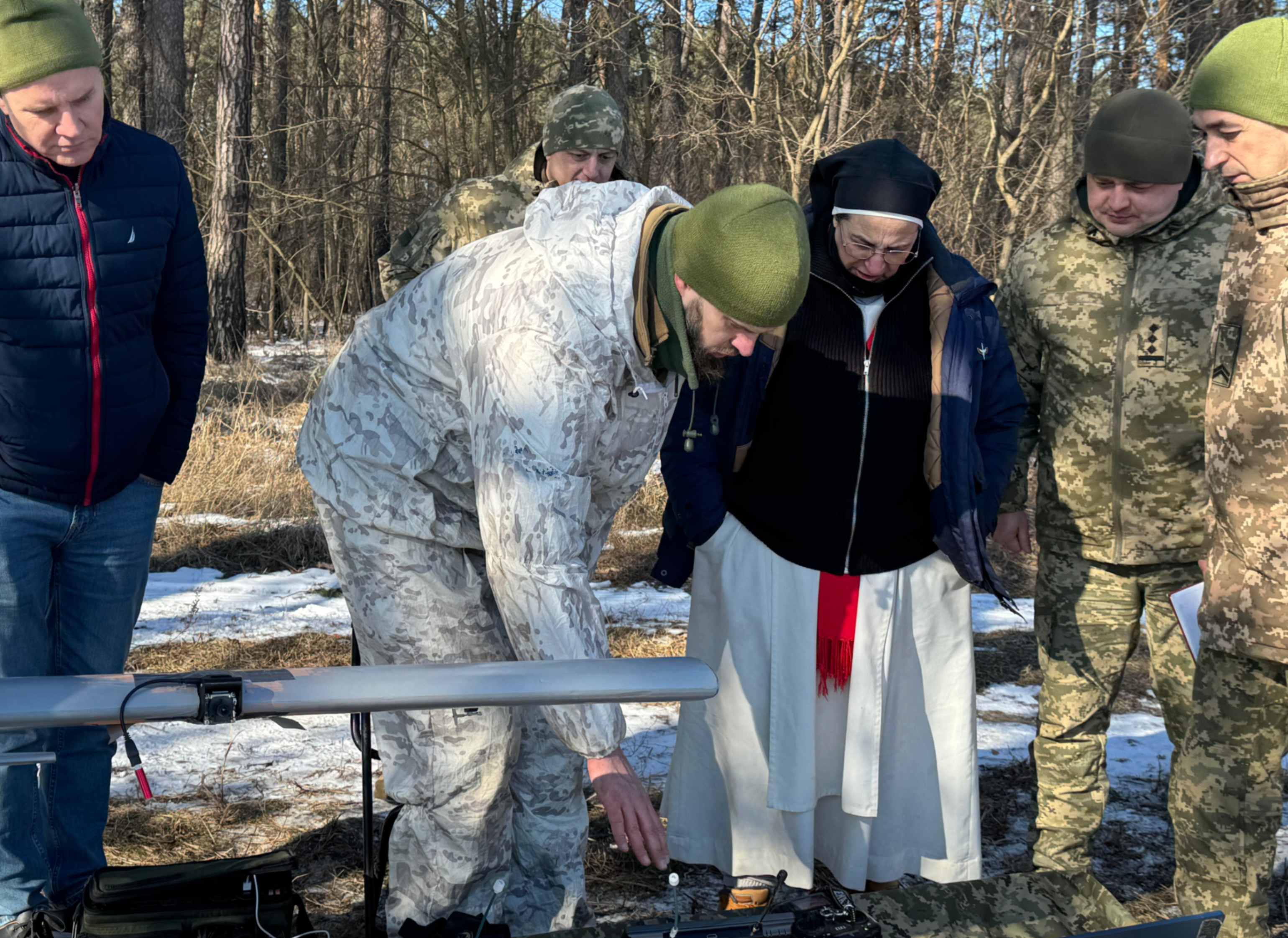 Sor Lucía Caram visita a soldados en Ucrania en 2023. Desde la invasión de Rusia a Ucrania en febrero de 2022, Caram ha ayudado a transportar y atender a heridos, con alimentos y artículos de necesidad para refugiados ucranianos y ha abogado por la paz en el conflicto. (Foto: GSR/ cortesía Sor Lucía Caram)