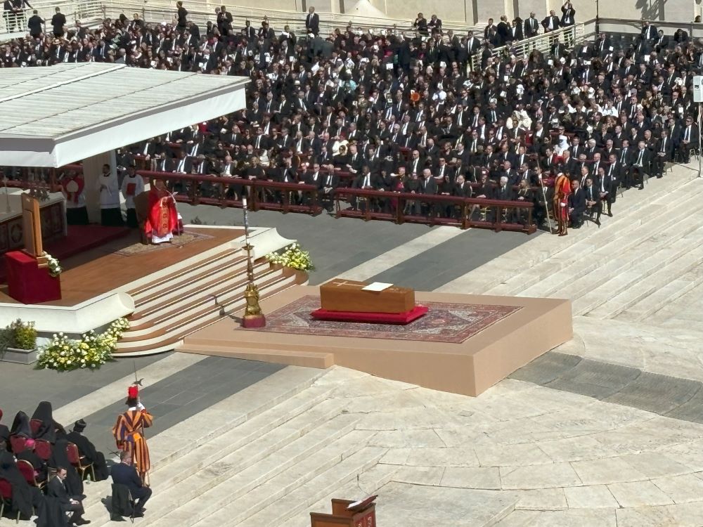 Funeral del papa Francisco Unas 250 000 personas asistieron en la Plaza de San Pedro a la misa funeral del Papa Francisco el 26 de abril. Fue enterrado en Santa Maria Maggiore, una basílica papal a unos 5 kilómetros de distancia. (Foto: NCR/Olivia Bardo)