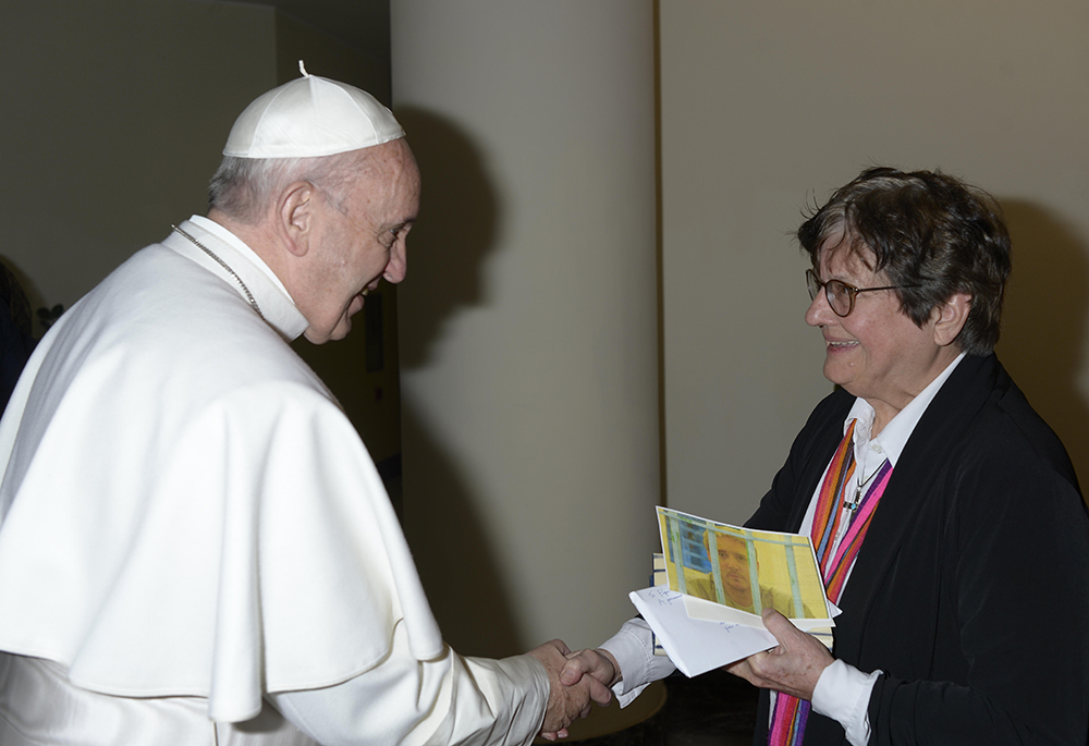 El papa Francisco (†) se reúne con la Hna. Helen Prejean, quien ha trabajado en el ministerio de prisiones y contra la pena de muerte durante décadas, después de su misa matutina en la Domus Sanctae Marthae, en el Vaticano, el 21 de enero de 2016. El papa preguntó a Prejean sobre el caso de Richard Masterson, un hombre de Texas que había sido ejecutado el día anterior. (Foto: CNS/L'Osservatore Romano)