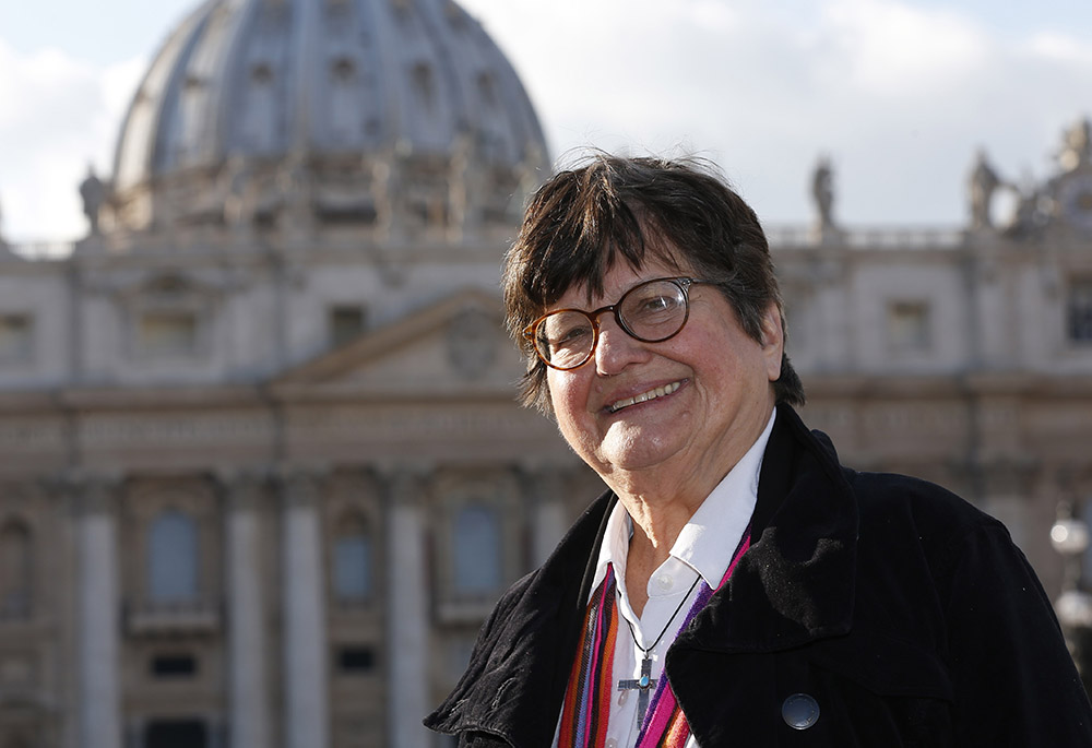 La Hna. Helen Prejean, quien lleva décadas trabajando en la pastoral penitenciaria y contra la pena de muerte, aparece en una imagen en la Plaza de San Pedro, el 21 de enero de 2016, en el Vaticano. (Foto: CNS/Paul Haring)